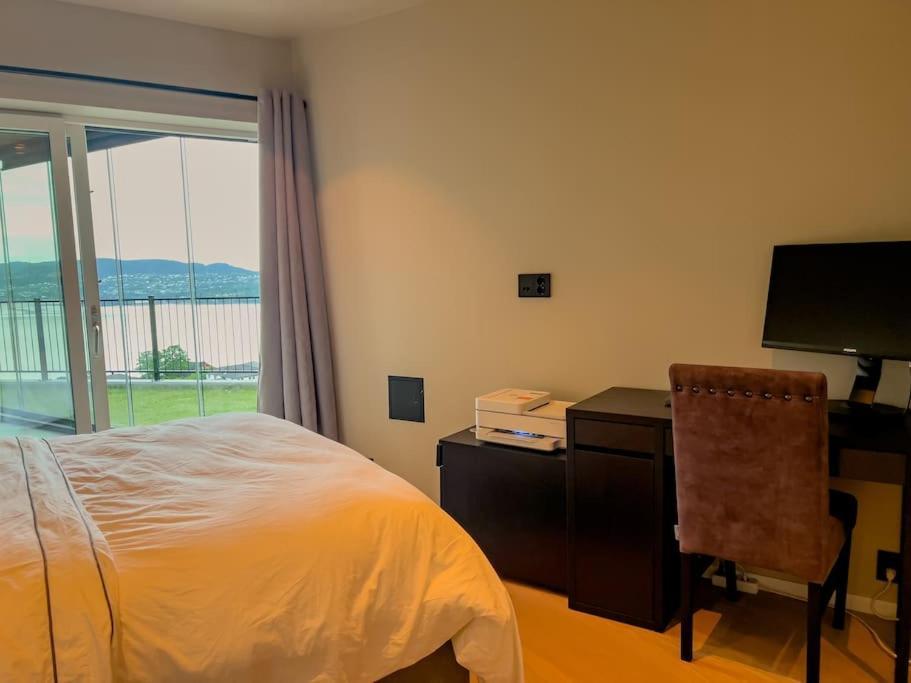 Sjoutsikt, Jacuzzi Og Solfylt Appartement